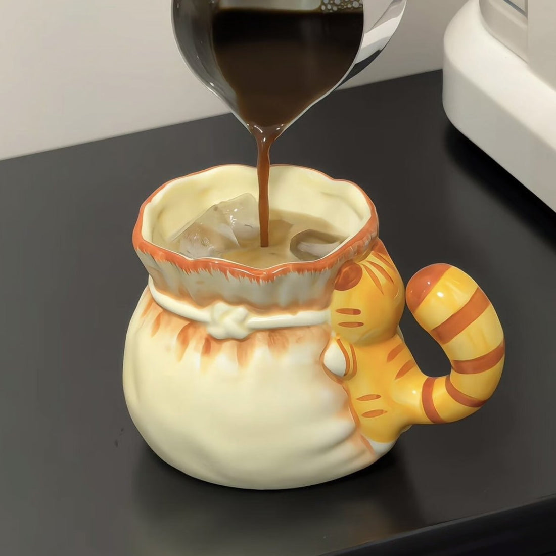 Handgefertigte Keramiktasse mit Rotem Panda