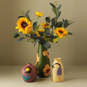 Jarrón de cerámica pintado a mano con motivos florales