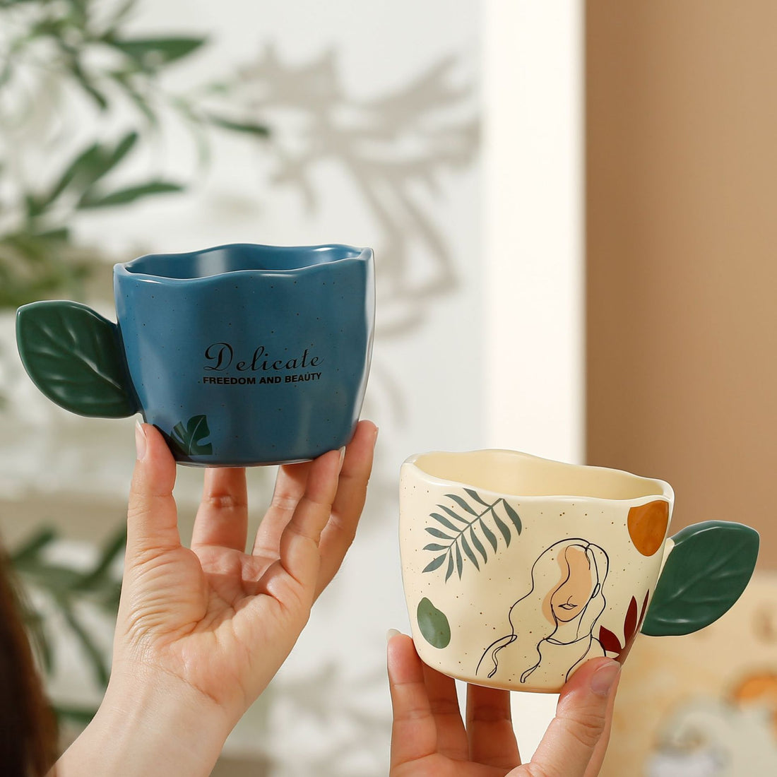 Mug en céramique peint à la main avec anse sculptée en forme de feuille et visage artistique